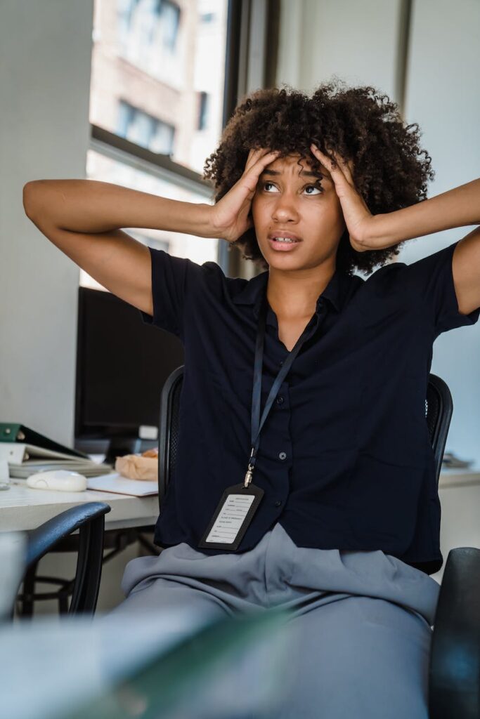 職場ストレスや人間関係の悩みfrustrated stressed female office worker