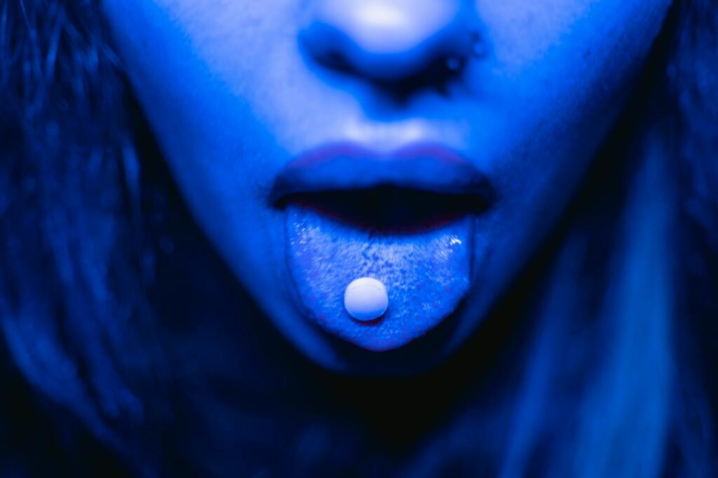オーバードーズの青い舌の少女