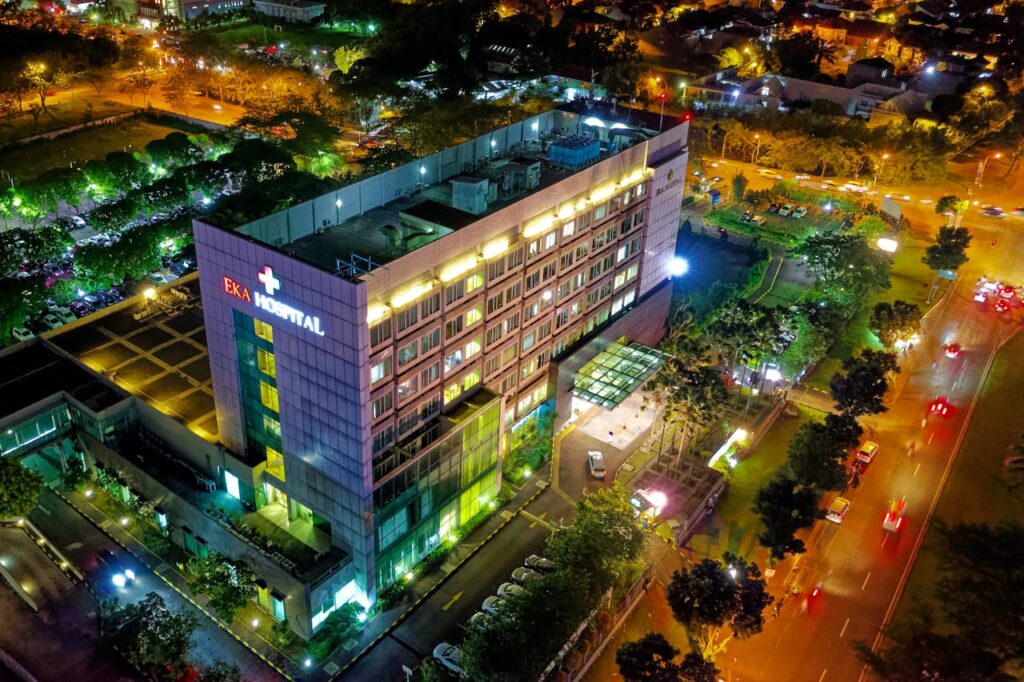 大規模な病院建物の夜景