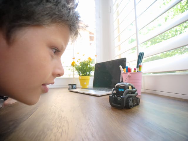 少年がAIロボットに話しかける場面