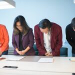 カスタマーハラスメントに対応するスタッフたち