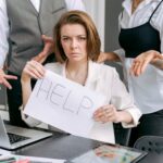 ブラック企業で助けを求めるスタッフ